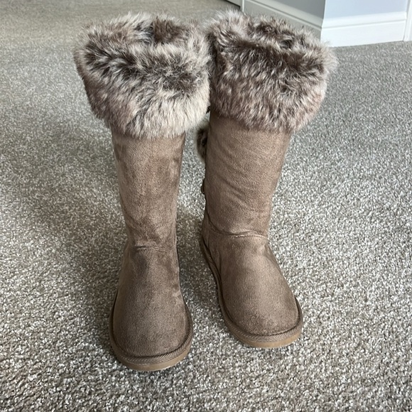 Casual Winter boots size 8 faux suede outer faux fur lining & lace up w Pom Pom - Picture 5 of 16
